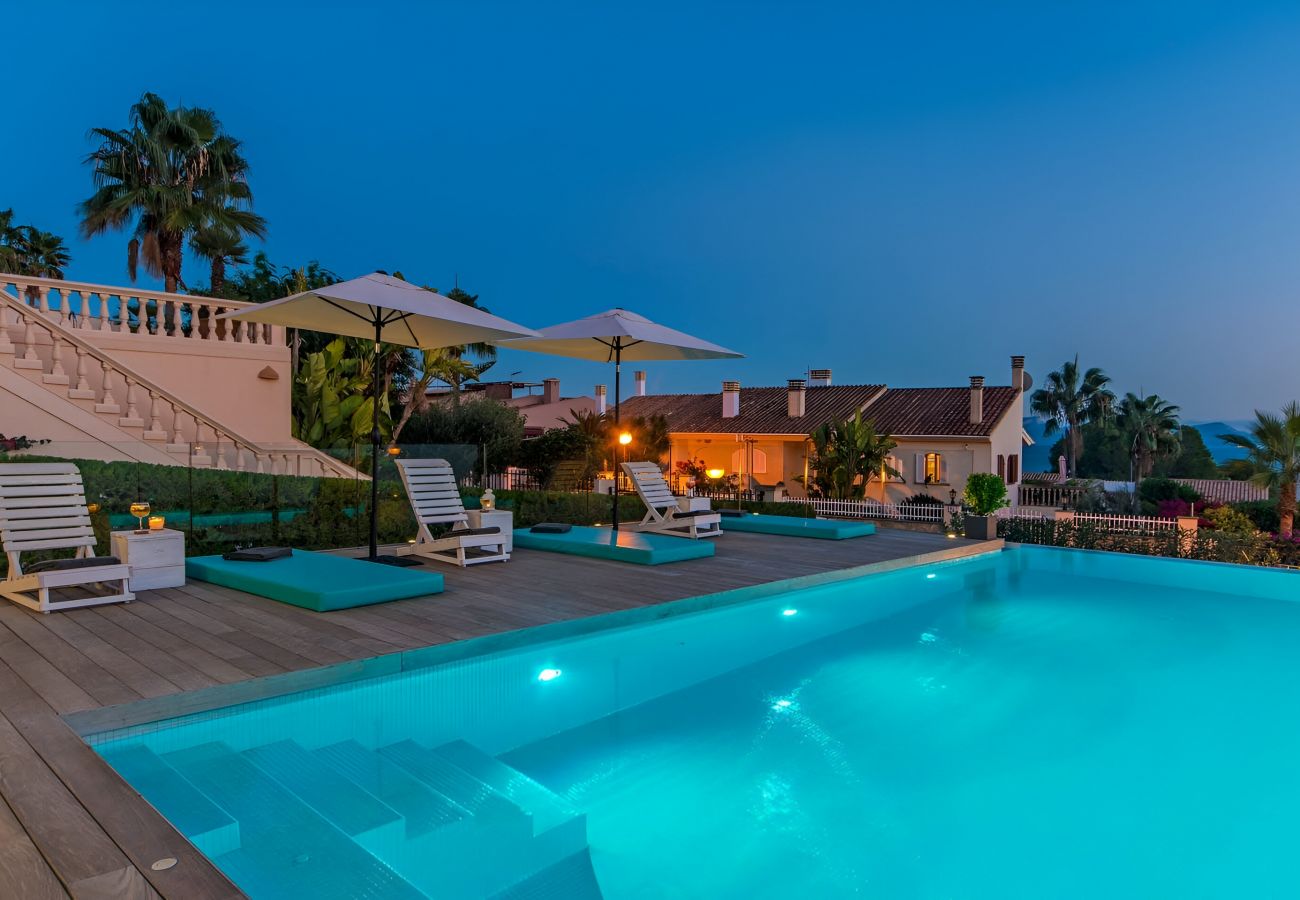 Luxury villa in Alcúdia, pool and views