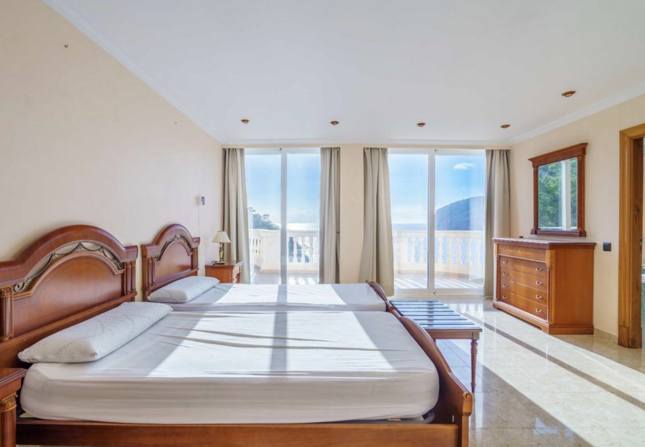 Bedroom sea views holiday rental villa Mallorca