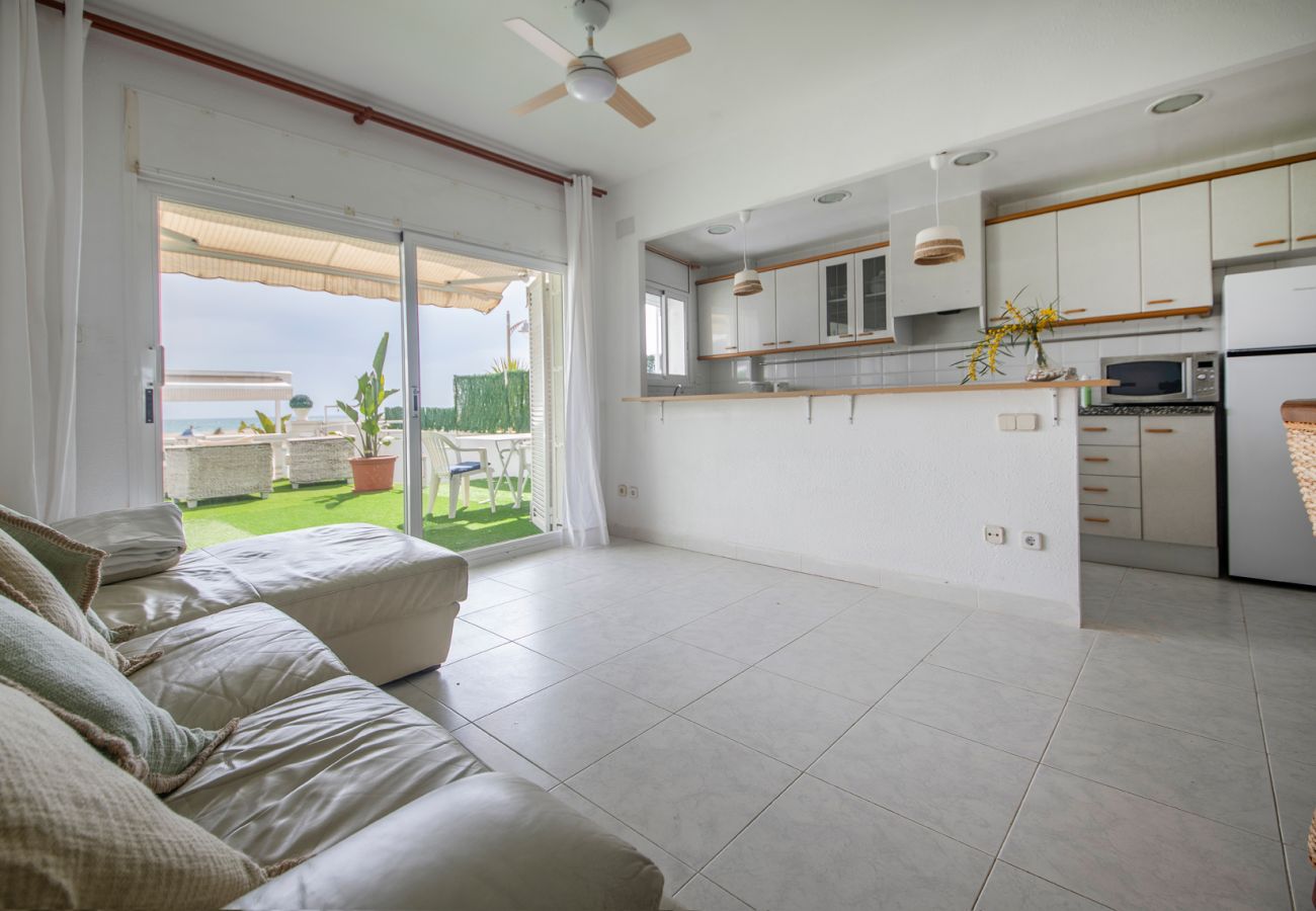 Apartment in Coma-Ruga - R126 Beachfront apartment with terrace and pool