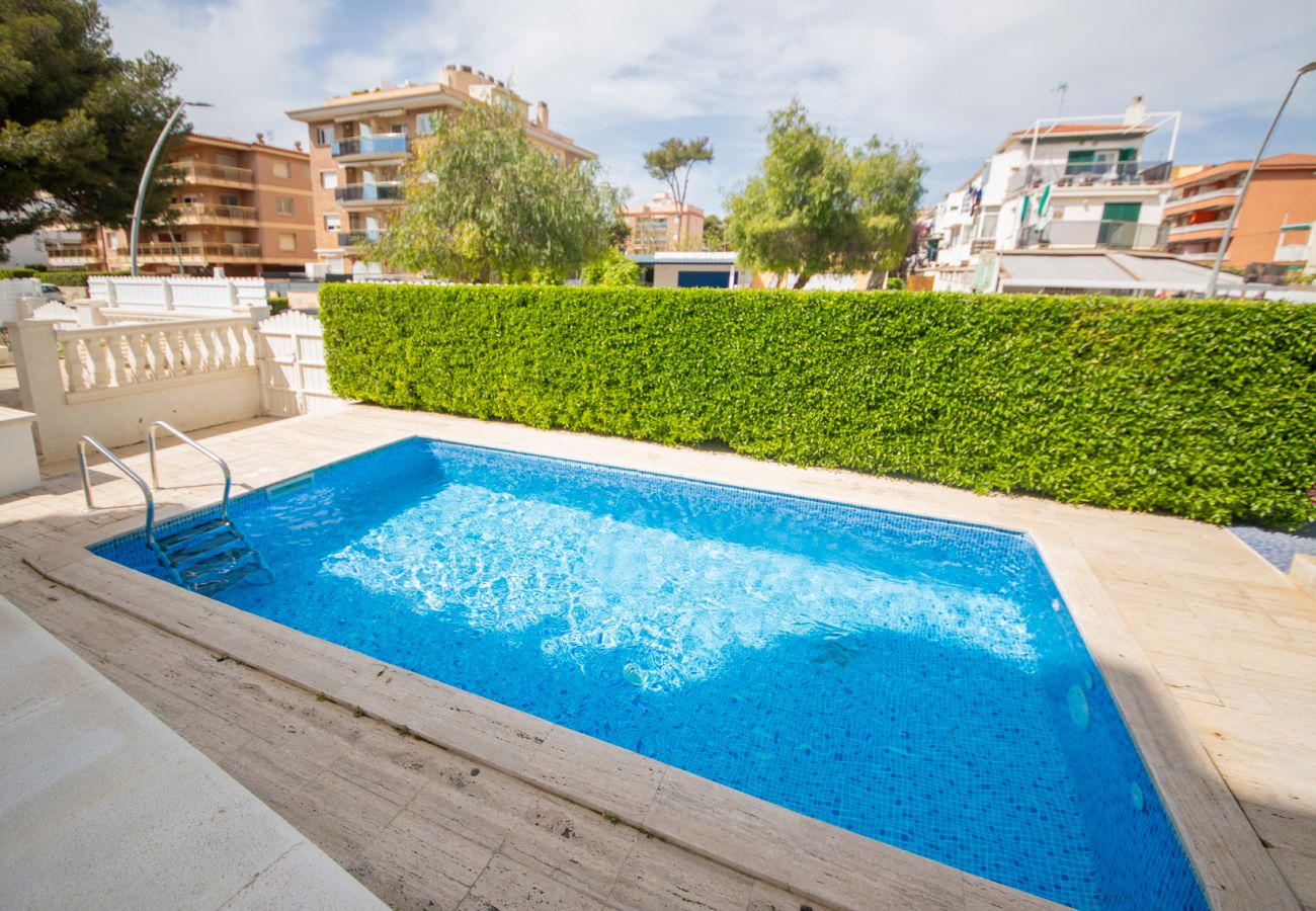 Apartment in El Vendrell - R126 Beachfront apartment with terrace and pool