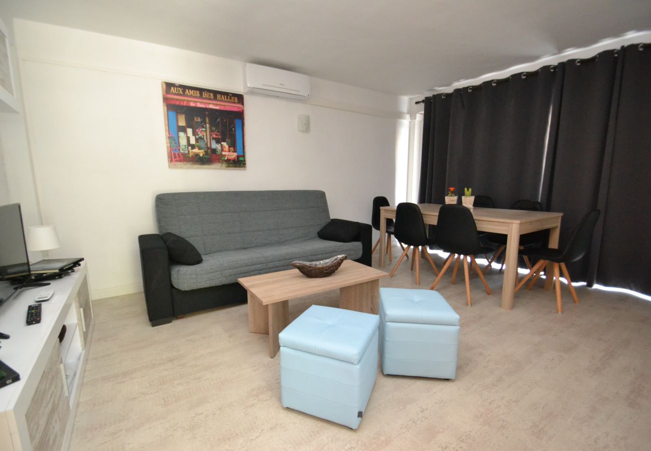 Appartement à Salou - Rosana:Centre touristique Salou-Plage 250m-Grande terrasse-climatisation,wifi,linge,satellite inclus  