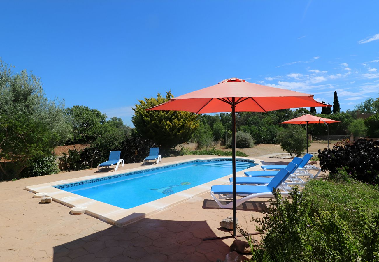 Domaine à Es Llombards - Can Cova 413 finca rustique avec piscine privée, terrasse, climatisation et WiFi