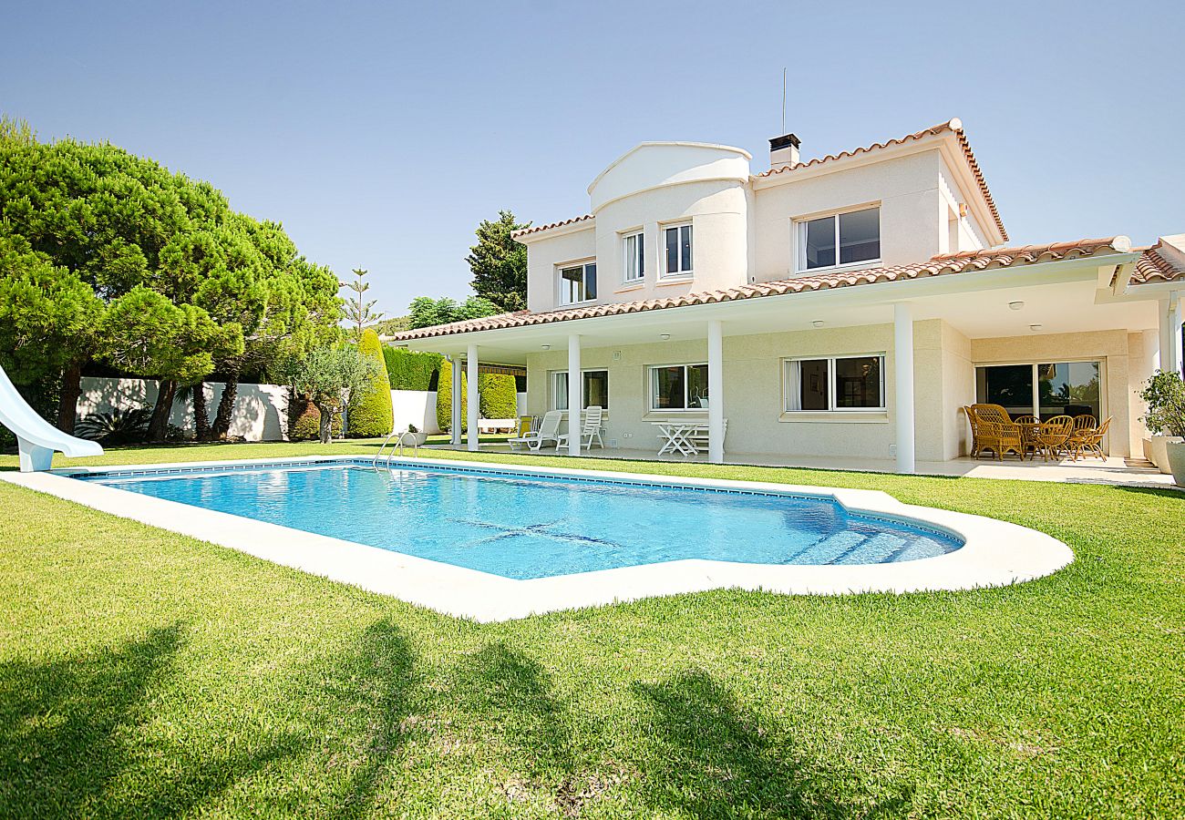 Villa à Calafell - R11 Villa pour 8 personnes avec grand jardin et piscine