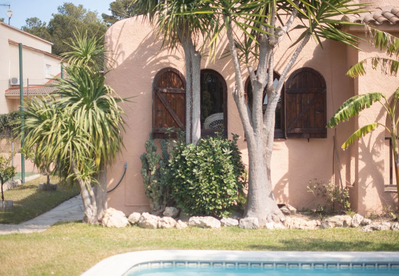 Villa à Segur de Calafell - R84 Villa avec piscine, tennis et jardin à 1 km de la plage