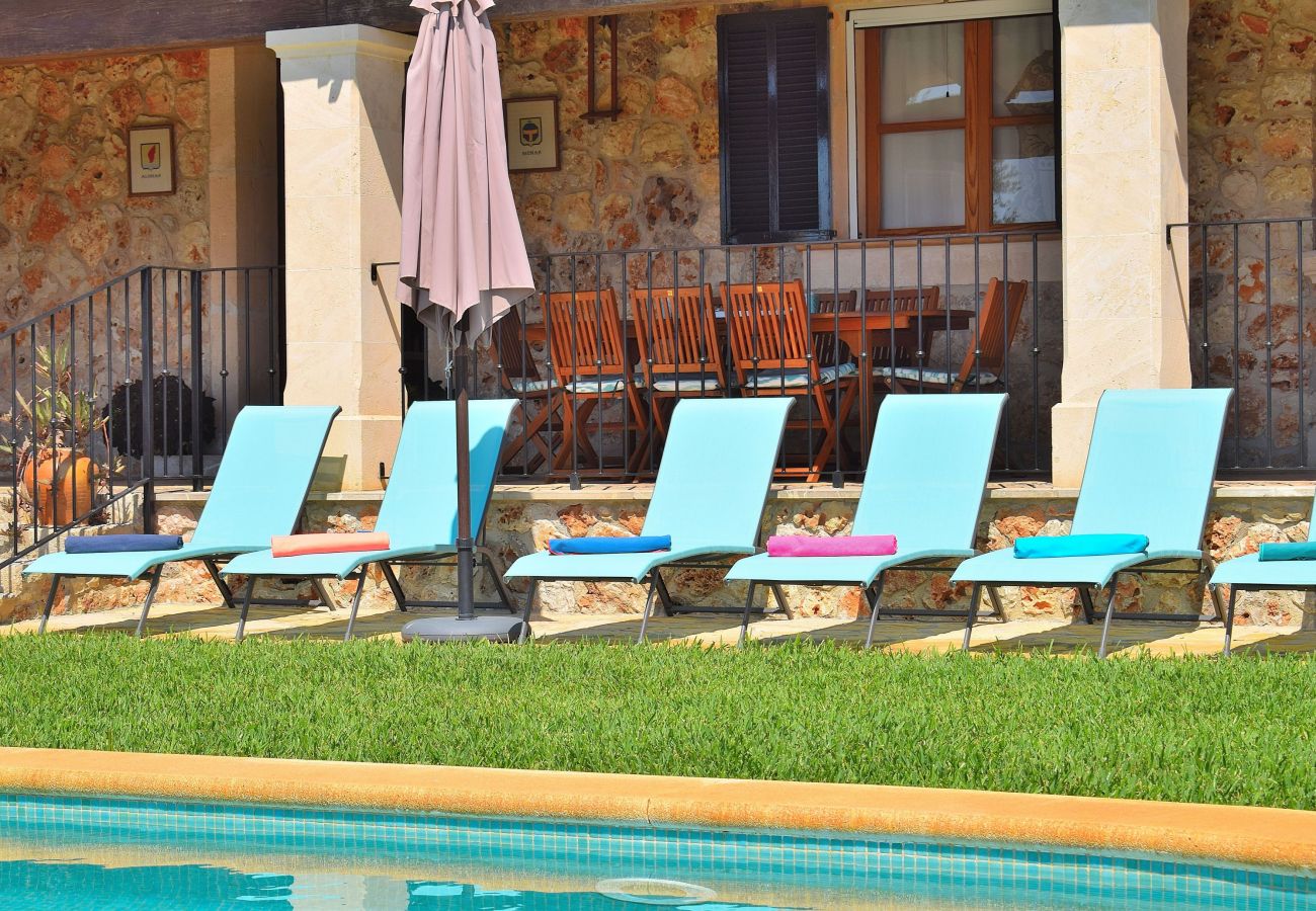 maison de vacances avec chaises longues au bord de la piscine 