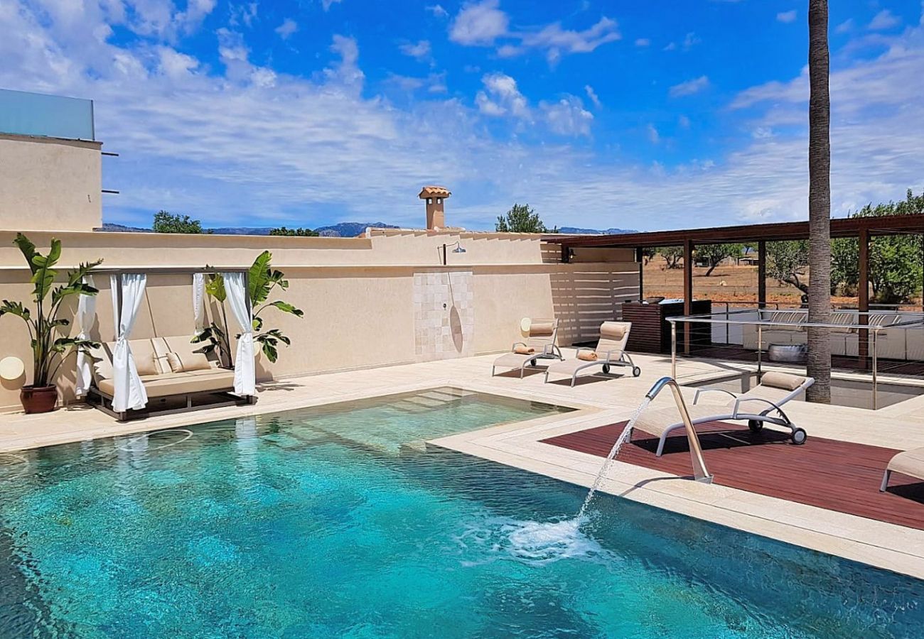 Une piscine moderne dans une maison de vacances tranquille 