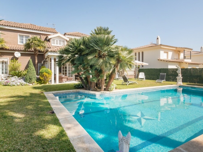 image R60 Villa con jardín y piscina 11