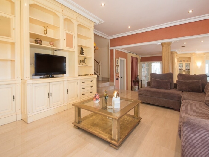 image R60 Villa con jardín y piscina 18