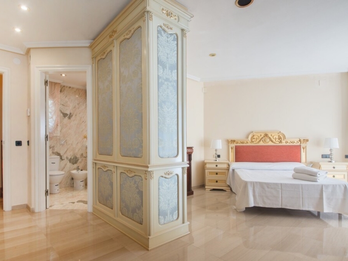 image R60 Villa con jardín y piscina 28