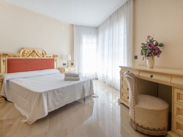 image R60 Villa con jardín y piscina 2