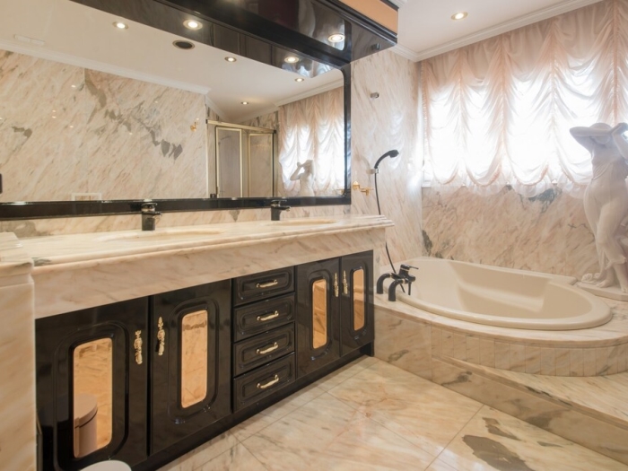 image R60 Villa con jardín y piscina 31
