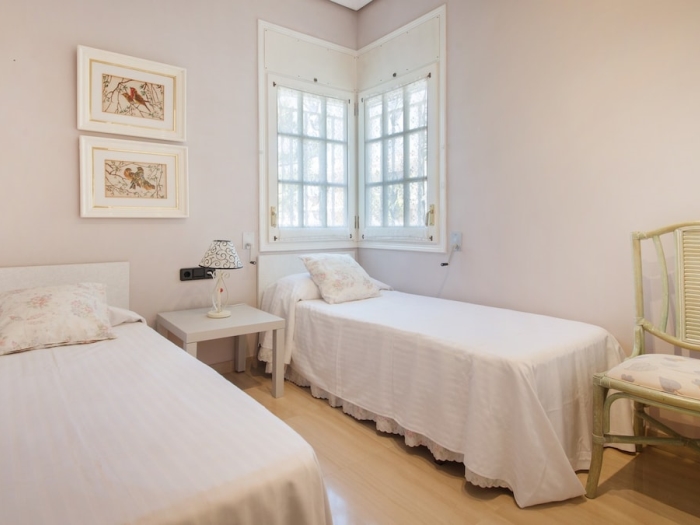 image R60 Villa con jardín y piscina 33