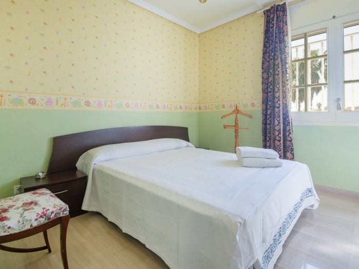 image R60 Villa con jardín y piscina 36