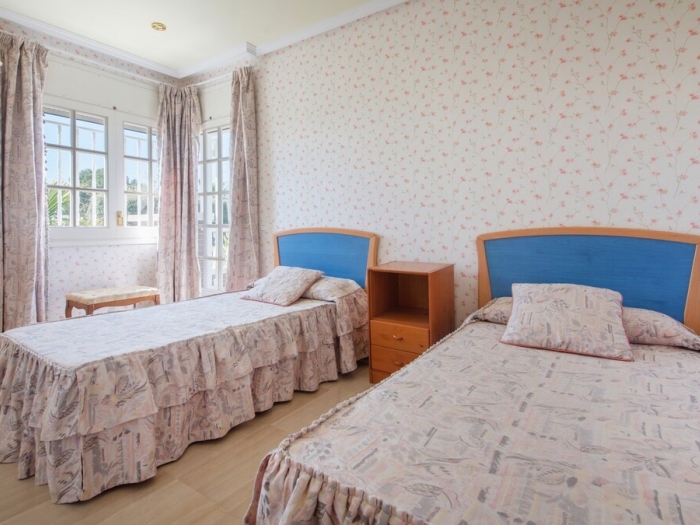 image R60 Villa con jardín y piscina 38