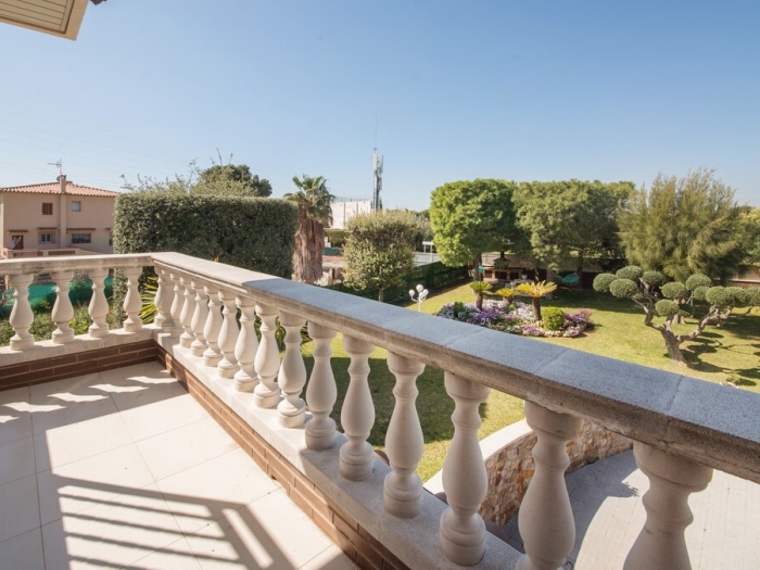 image R60 Villa con jardín y piscina 39