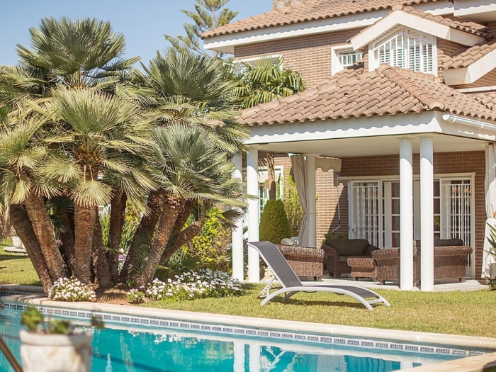 image R60 Villa con jardín y piscina 3