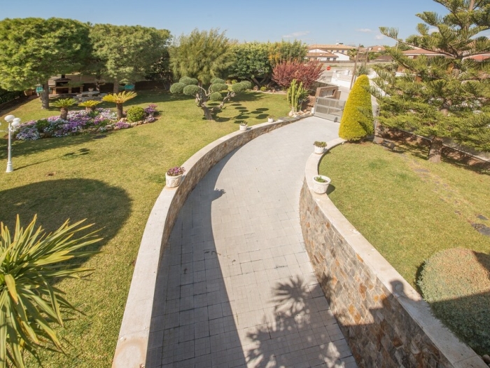 image R60 Villa con jardín y piscina 41