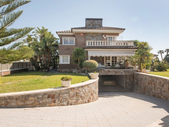 image R60 Villa con jardín y piscina 5
