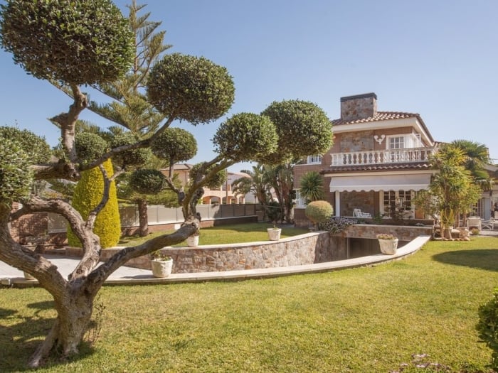image R60 Villa con jardín y piscina 6