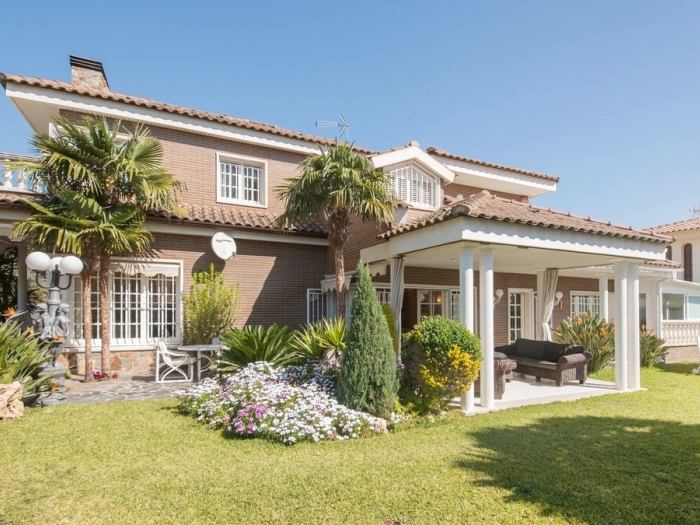 image R60 Villa con jardín y piscina 8