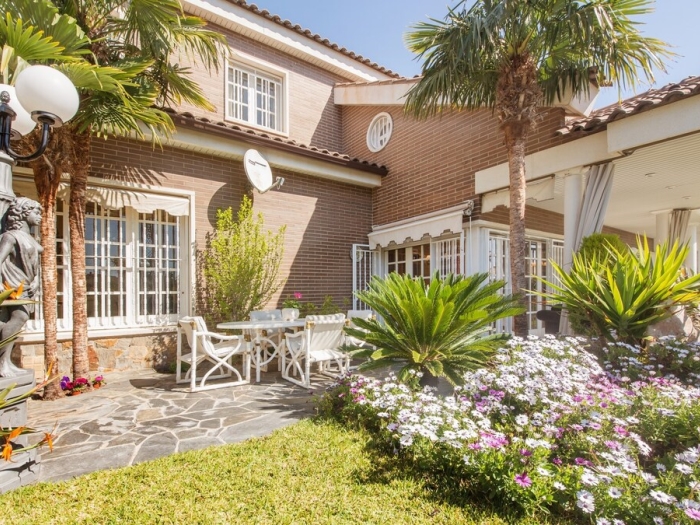 image R60 Villa con jardín y piscina 9