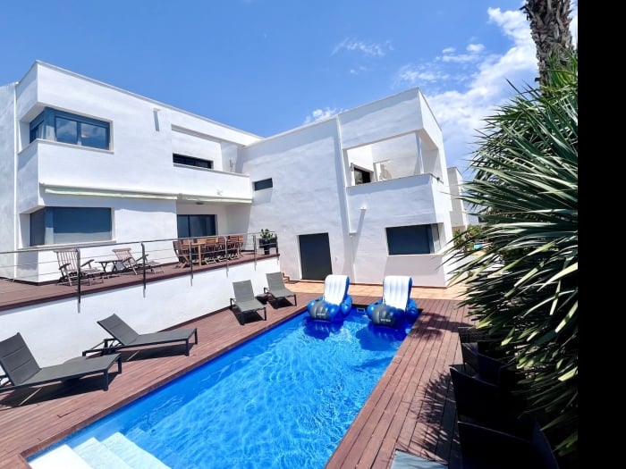 R64 Luxury Villa Déjà View 950m from the Beach