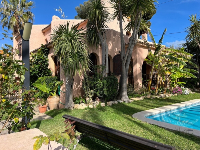 image R84 Villa con Piscina y pista de Tenis 4