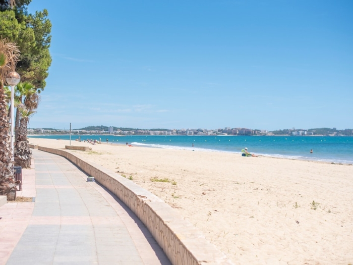 image th129 Villa in Cambrils · 5 bedrooms · 9 beds · 3 baths 36