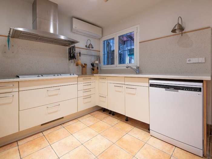 image th129 Villa in Cambrils · 5 bedrooms · 9 beds · 3 baths 7