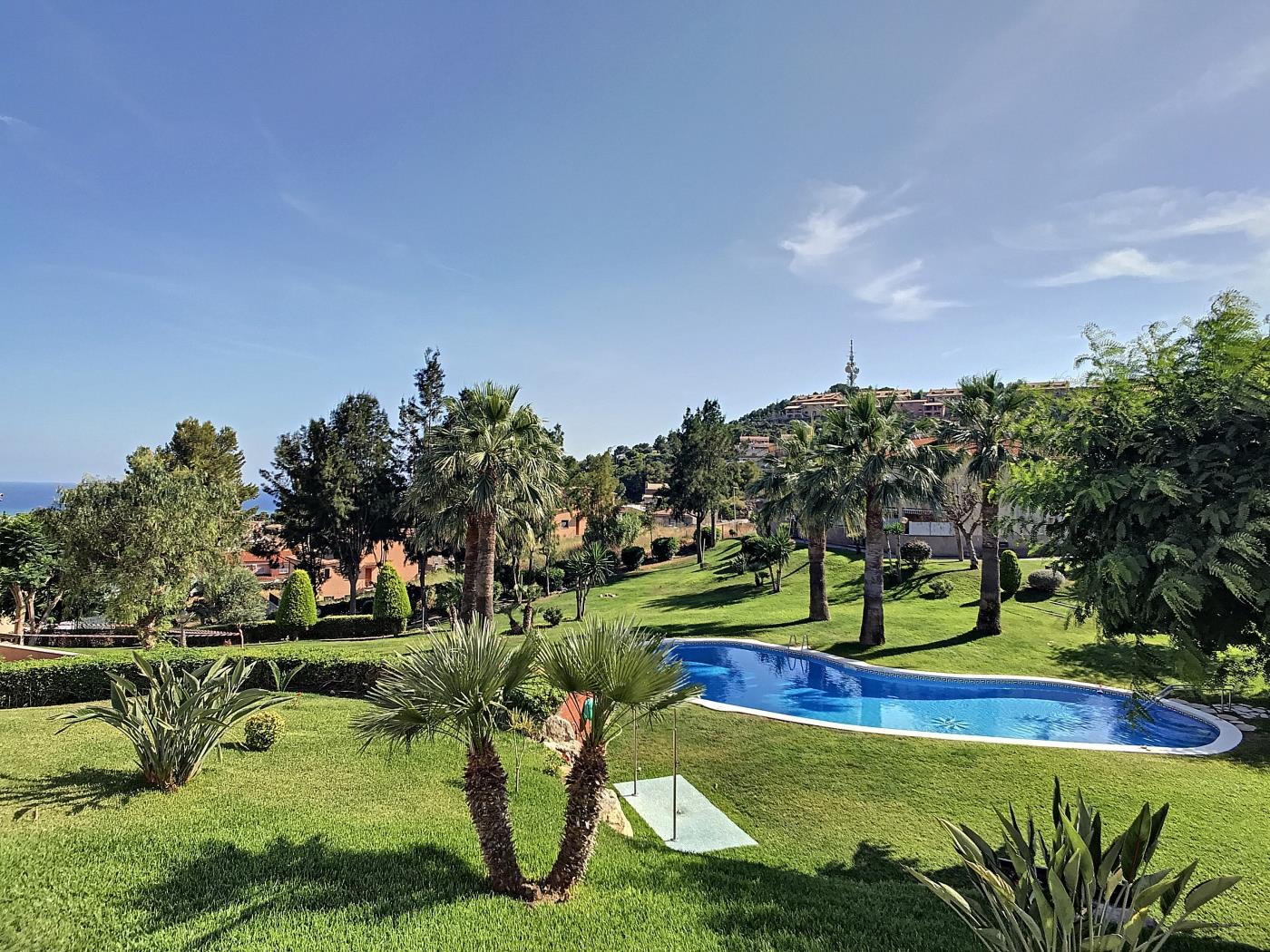 image R164 Casa Claire con piscina y jardín comunitario de 3000m2 0