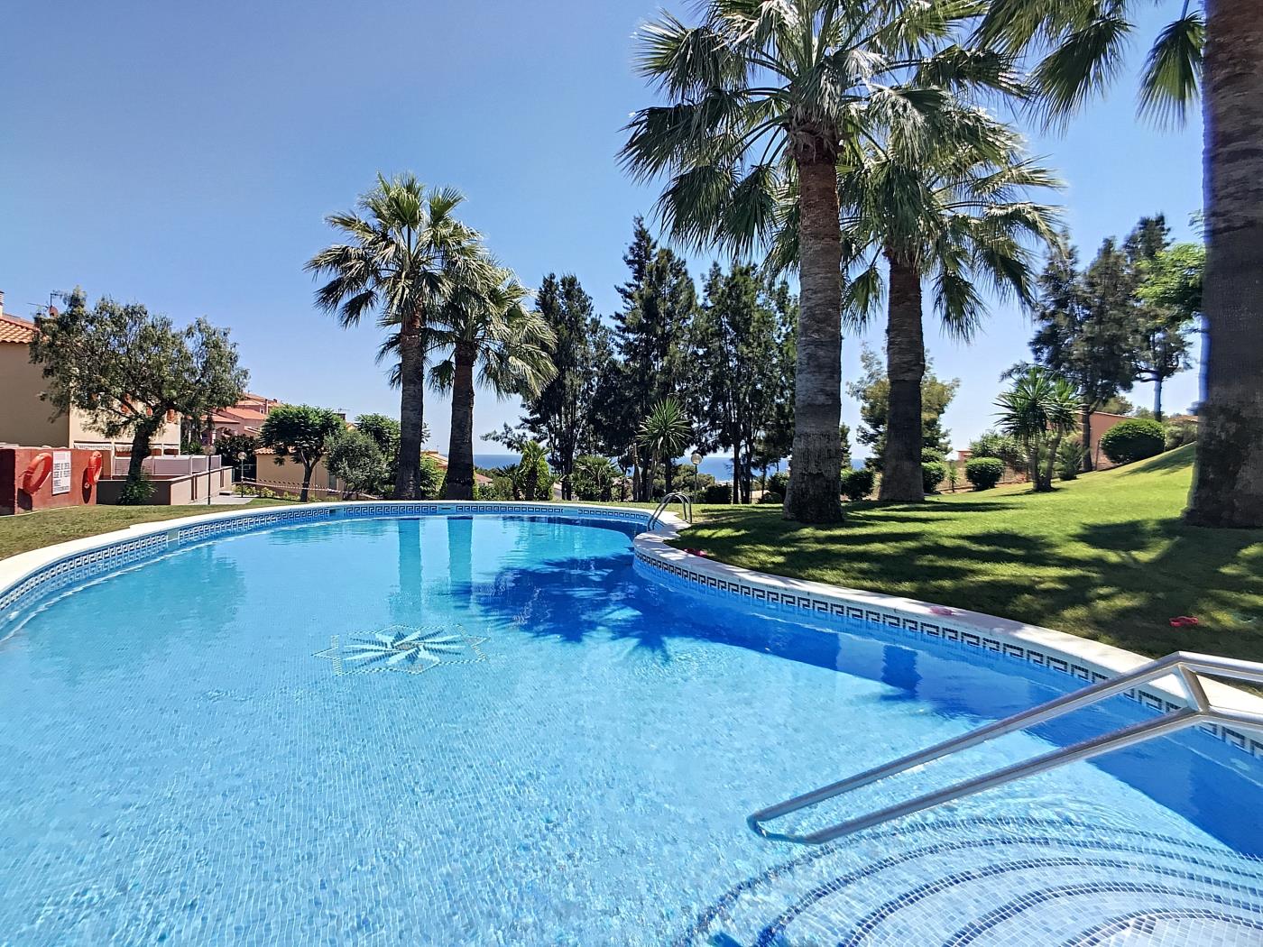 image R164 Casa Claire con piscina y jardín comunitario de 3000m2 12
