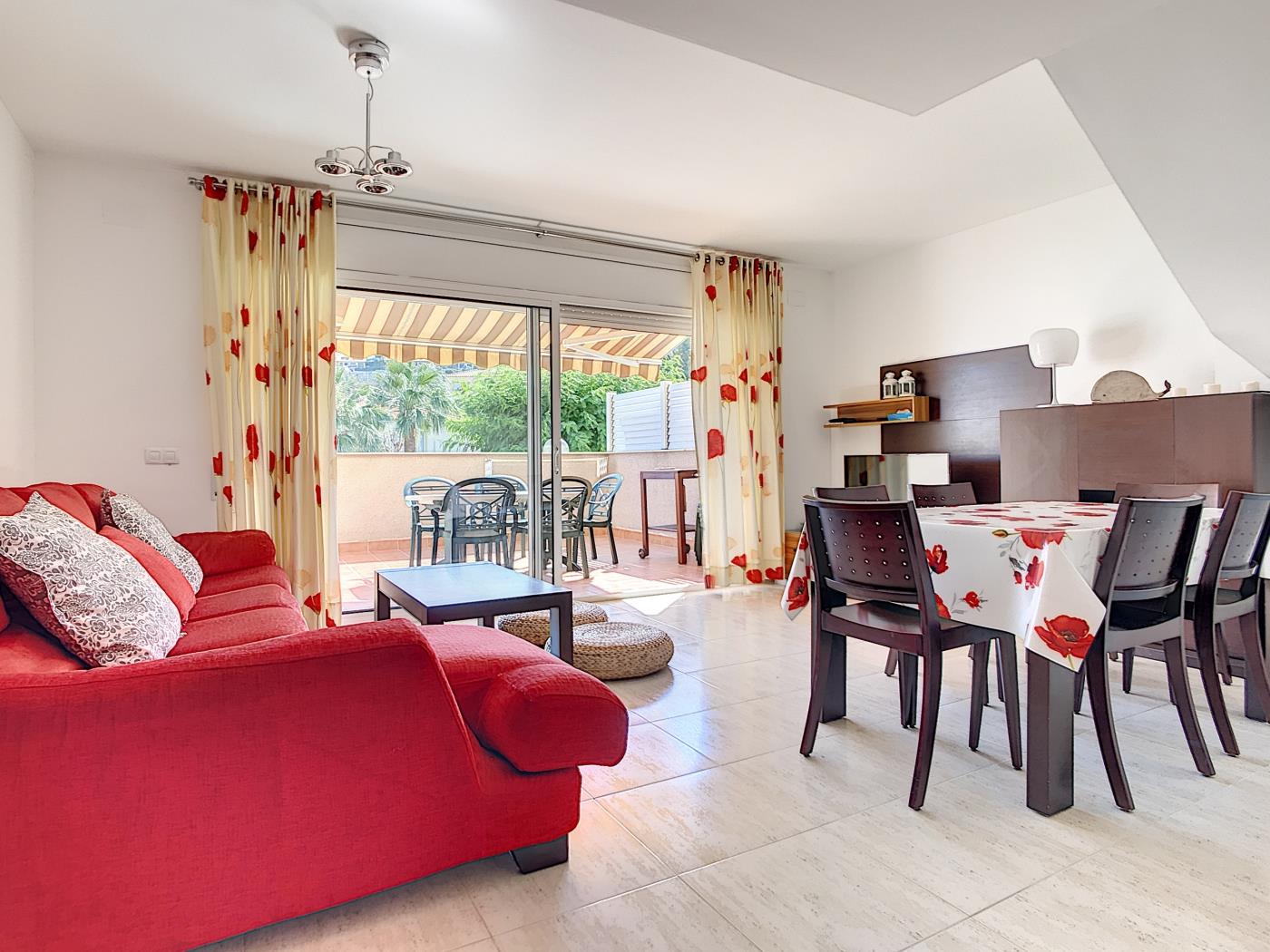 image R164 Casa Claire con piscina y jardín comunitario de 3000m2 1