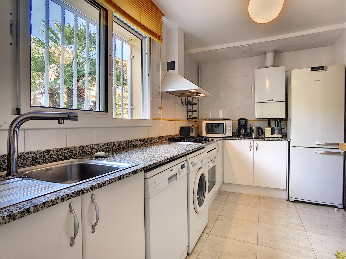 image R164 Casa Claire con piscina y jardín comunitario de 3000m2 4