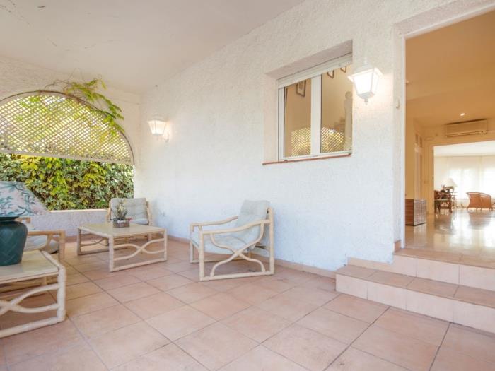image R5 Casa Colonial en venta en segunda línea con piscina privada en Coma-ruga 10