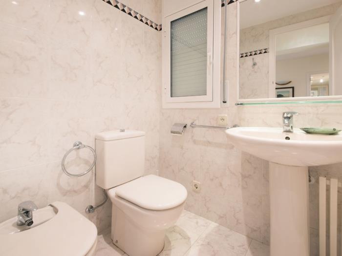 image R5 Casa Colonial en venta en segunda línea con piscina privada en Coma-ruga 35
