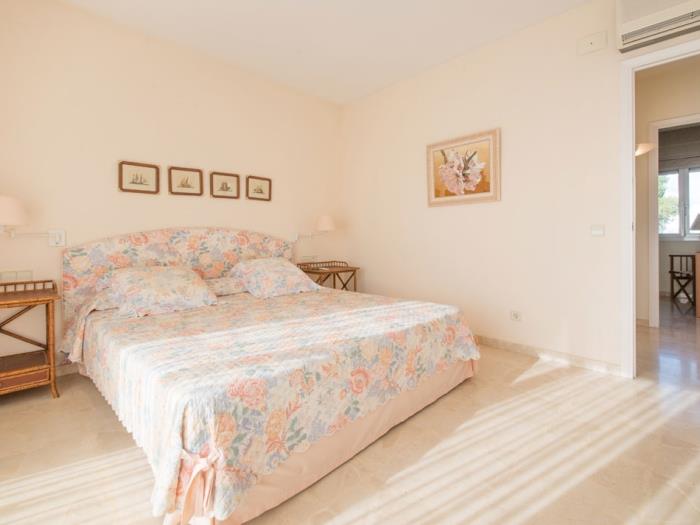 image R5 Casa Colonial en venta en segunda línea con piscina privada en Coma-ruga 36