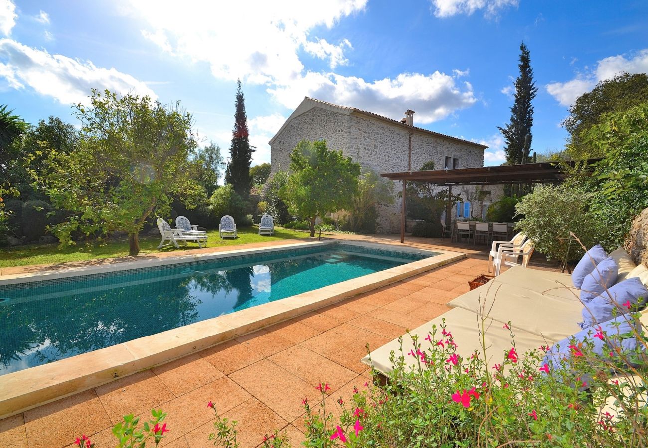 Особняк на Llubi - Son Barraquer 047 tradicional finca con piscina y magnífico jardín