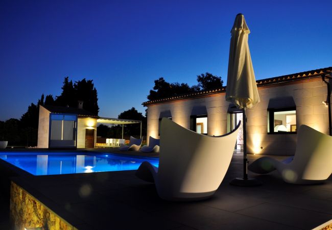 Особняк на Llubi - Son Calet 156 moderna villa con piscina privada, jardín, zona barbacoa y aire acondicionado
