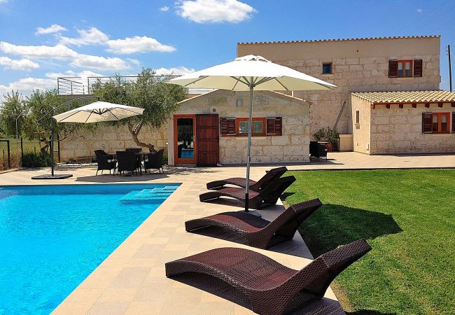  на Muro - Vinagrella 158 magnífica finca con piscina privada, gran jardín, aire acondicionado y barbacoa
