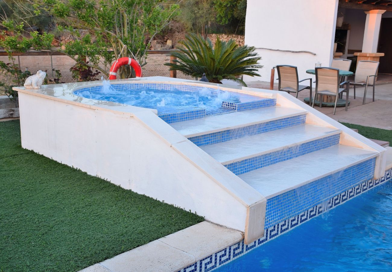 Особняк на Muro - Can Butxaquí 160 fantástica villa con piscina privada y jacuzzi, aire acondicionado, barbacoa y WiFi