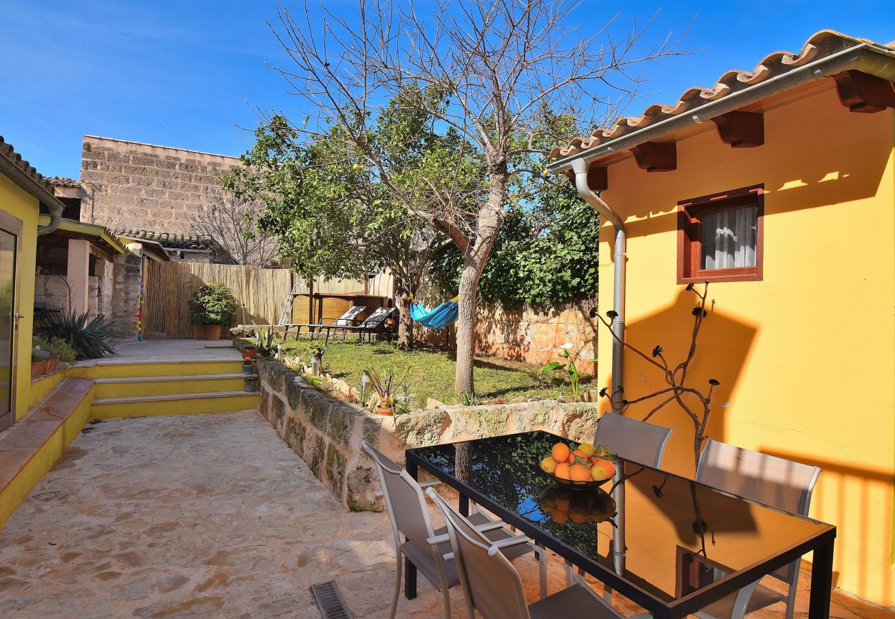 Дом на Muro - Casa de Pueblo 015 con piscina privada, jardín, terraza, barbacoa y WiFi