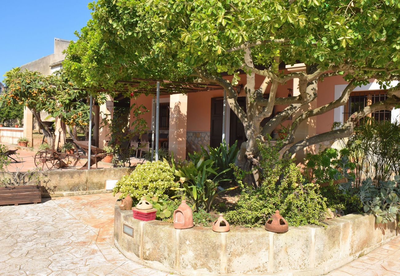 Особняк на Santa Margalida - Sa Caseta des Padrí 053 fantástica villa con pisicna privada, gran jardín, barbacoa y aire acondicionado