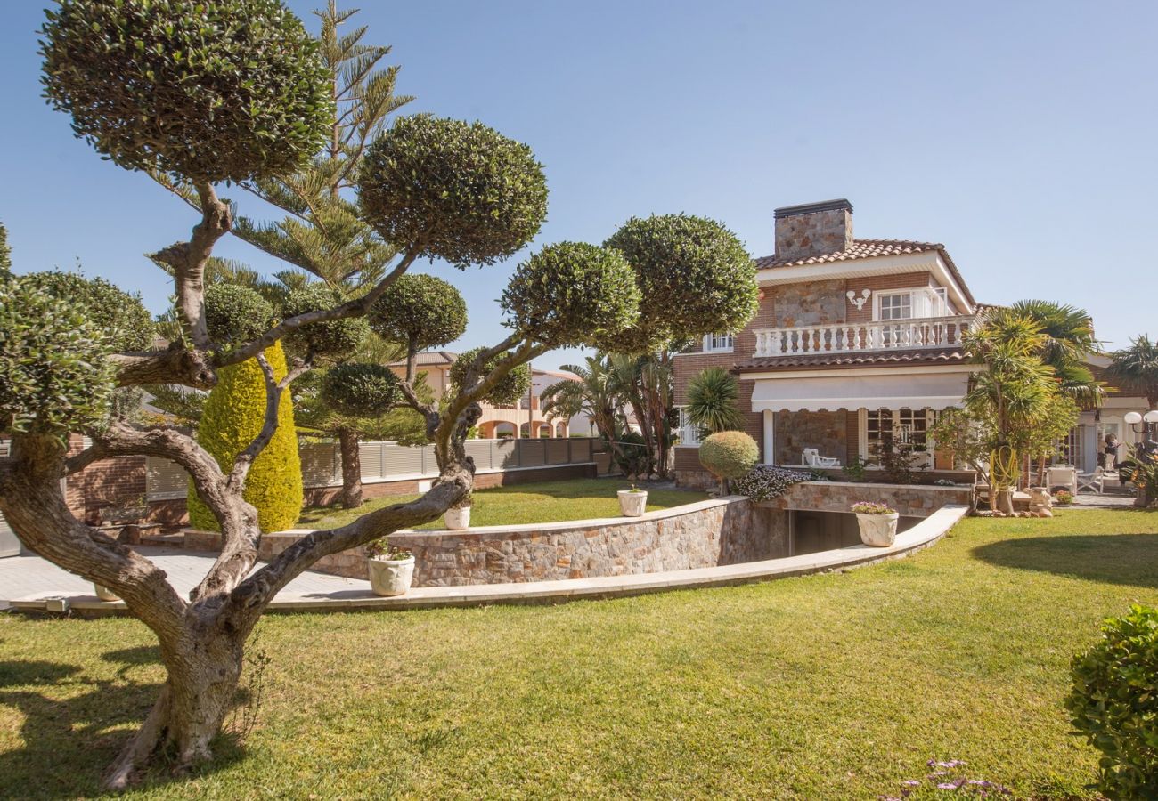 Вилла на Calafell - R60 Великолепный дом с бассейном и садом в 800 м от пляжа Калафель