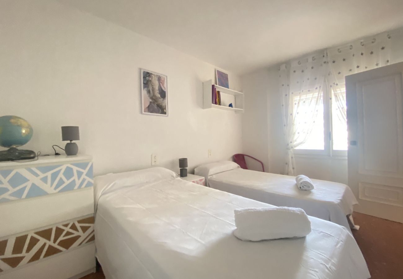 Апартаменты на Segur de Calafell - R137 Квартира с террасой на берегу моря